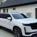 Está repleto de lujo, pero no aporta mejoras reales frente al Chevrolet Tahoe 2023, mucho más barato. Se paga más la marca que un salto tangible en tecnología o rendimiento.