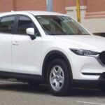 Con un mantenimiento medio en torno a los 450 dólares anuales, el Mazda CX-5 sorprende como SUV familiar económico. Frente a rivales más costosos de reparar, ofrece buena fiabilidad, alto valor de reventa y menos averías importantes a largo plazo.
