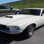 Creado para homologación en competición, el Boss 429 requería modificaciones especiales en chasis y suspensión. Cada unidad era ligeramente distinta por su ensamblaje casi artesanal. Hoy se valora su potencia sostenida a alta velocidad, con precios en torno a los 450.000 dólares.