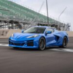 El único Corvette con AWD. Combina un V8 con un motor eléctrico delantero para lograr tracción total y 655 CV. Ofrece un control excepcional en curvas y aceleraciones, incluso en carreteras exigentes.