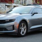 El Chevrolet Camaro es un coche que, a primera vista, atrae por su motor potente y su diseño deportivo. Sin embargo, muchos propietarios descubren que la diversión que ofrece se ve opacada por el alto consumo de combustible y los elevados costos de mantenimiento. A pesar de ser un coche con un rendimiento impresionante, su impracticidad diaria y el gasto constante en gasolina y reparaciones hacen que muchos se arrepientan de su compra. Cuando los gastos superan la diversión, es fácil ver por qué este muscle car termina siendo vendido rápidamente.