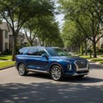 El Hyundai Palisade es un SUV de gran tamaño con un diseño imponente que le otorga una presencia destacada en la carretera. Su espacio interior es perfecto para familias grandes, con asientos cómodos y bien distribuidos que permiten colocar fácilmente asientos infantiles en la segunda fila. Además, sus pantallas grandes y el sistema de infoentretenimiento han sido muy valorados por expertos y usuarios. Sin embargo, algunos compradores han mencionado que su motor V6, aunque adecuado, no es lo suficientemente emocionante en términos de rendimiento. Aun así, el Palisade sigue siendo una opción excelente por su comodidad y valor general.