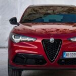 Alfa Romeo ha sido siempre sinónimo de deportivo y estilo. Sin embargo, a pesar de su rica historia, la marca se ha visto incapaz de consolidarse en mercados clave como el estadounidense. Con menos de 20,000 unidades vendidas el año pasado, Alfa Romeo carece del volumen necesario para mantenerse a flote. Stellantis, su actual propietario, podría decidir cerrar la división por completo, dado que la marca sigue sin encontrar su lugar en el competitivo mundo de los SUV y sedanes de lujo.