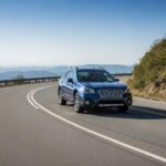 El Subaru Outback ha demostrado ser más confiable que el Camry en varios informes recientes. Con su diseño robusto y su capacidad para enfrentar condiciones difíciles, como nieve y caminos accidentados, el Outback ofrece seguridad y fiabilidad en casi cualquier circunstancia. Si bien algunos modelos antiguos presentaban problemas con la junta de culata, los modelos más recientes parecen haber resuelto estos inconvenientes. Para quienes buscan resistencia y fiabilidad, el Outback es una excelente opción.