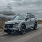 El Honda CR-V Hybrid ha sido muy bien recibido por los conductores y expertos de la industria. Car and Driver destaca que el modelo híbrido mejora todos los aspectos que los conductores ya amaban del CR-V tradicional. Con una gran eficiencia de combustible y una potente motorización híbrida, el CR-V Hybrid es ideal para aquellos que necesitan espacio, comodidad y fiabilidad sin sacrificar el ahorro en mantenimiento. Este SUV híbrido es perfecto para familias y quienes buscan un coche con un costo total de propiedad bajo.