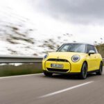 El Mini eléctrico apuesta fuerte al uso urbano gracias a su tamaño compacto y manejo ágil. Es ideal para ciudades congestionadas y trayectos cortos.

Aunque su precio base suele generar confusión con versiones a combustión, el modelo eléctrico ofrece un alto nivel de personalización y un diseño distintivo que lo diferencia del resto.