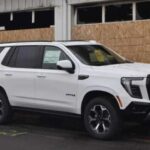 Muy cercano al Suburban, el GMC Yukon registra unos 16 mpg combinados. Las versiones más lujosas, como Denali con V8 de 6.2 litros, aumentan aún más el consumo a cambio de confort premium.
