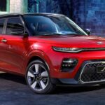 El Kia Soul es un SUV con un diseño único que combina lo mejor de un SUV y un hatchback. Es especialmente apreciado por su valor y practicidad, ya que su diseño vertical permite un espacio interior amplio tanto para pasajeros como para carga. Edmunds lo destaca por su equipamiento generoso y la diversión de conducción, similar al Kona.

El modelo 2020 del Kia Soul es especialmente interesante, ya que ofrece tecnología avanzada y motorización turboalimentada en los modelos Turbo, aunque la tracción total no está disponible. Si buscas un SUV con gran relación calidad-precio, el nivel EX es ideal, con características como techo corredizo y asientos calefaccionados. Los modelos de 2 o 3 años se pueden encontrar por menos de $20,000.