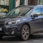 El Subaru Outback es un SUV con tracción total que destaca por su motor duradero y su fácil mantenimiento. Los motores de Subaru son conocidos por su fiabilidad y su capacidad para enfrentarse a las condiciones más duras, como nieve, barro o tráfico denso. Este modelo es ideal para quienes buscan un coche que pueda resistir el paso del tiempo sin sufrir daños en el motor.

Además, el Outback es un vehículo de bajo mantenimiento, lo que significa que no necesitarás gastar grandes sumas de dinero en reparaciones de motor. Su diseño sencillo y robusto hace que este SUV sea perfecto para quienes buscan un coche de larga duración y con un motor que te acompañará por muchos años.