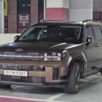 El Hyundai Santa Fe Hybrid es un SUV con un diseño atractivo y muchas características de lujo. Sin embargo, su fiabilidad no ha estado a la altura de las expectativas. A pesar de ser un vehículo cómodo y bien equipado, los problemas de fiabilidad en el sistema híbrido han sido un tema recurrente entre los propietarios, especialmente en comparación con otras versiones no híbridas de la misma marca.

La fiabilidad por debajo de la media ha hecho que muchos compradores se inclinen por alternativas como el Hyundai Ioniq 5 o incluso otros SUV híbridos más confiables. Si bien el Santa Fe Hybrid tiene muchas características atractivas, la falta de fiabilidad en su sistema híbrido puede hacer que no valga la pena la inversión.