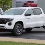 El Chevrolet Colorado es una camioneta unibody que ofrece un valor excepcional dentro de la línea de Chevrolet. A pesar de no tener la capacidad de carga o el rendimiento de los modelos más grandes como el Chevrolet Silverado 1500 o la Ford F-150, el Colorado es ideal para quienes buscan una camioneta ligera para trabajo liviano o para el uso diario en entornos urbanos.

Con su manejo excepcional y un tamaño compacto, el Colorado es perfecto para aquellos que no necesitan un vehículo tan grande, pero que aún quieren disfrutar de las ventajas de una camioneta. Su tamaño lo hace más fácil de aparcar y maniobrar, lo que lo convierte en una opción ideal para aquellos que viven en la ciudad.