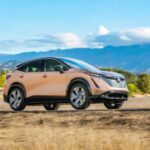 El Nissan Ariya Platinum+ e-4ORCE es un SUV eléctrico de lujo, pero, a pesar de estar diseñado para competir con marcas premium, no ofrece la experiencia premium que se esperaría por su precio de $63,000. El tiempo de carga rápida de solo 130 kW está por debajo de lo que ofrecen rivales más avanzados como el Tesla Model Y o el Hyundai Ioniq 5, que ofrecen mejor rendimiento y carga más rápida a un precio más bajo.

Además, el rango de autonomía de este SUV eléctrico no cumple con las expectativas para su costo. El interior también se siente más cercano a un coche de alquiler que a un vehículo de lujo. Sin duda, hay mejores opciones en el mercado a este precio.