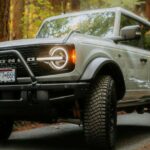 El Bronco combina suspensión y modos de terreno para quienes abandonan el asfalto. Su diseño invita a recorrer rutas largas y complicadas con confianza, aportando un toque de diversión y seguridad fuera de la carretera.