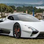 El Tuatara reclamó en 2020 una velocidad máxima de 316 mph, aunque el registro fue cuestionado. Aun así, su V8 biturbo de 5.9 litros con hasta 1.750 CV y su aerodinámica extrema lo colocan entre los más rápidos jamás creados.