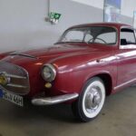 Diseñado por Pietro Frua, transformó un coche popular en un refinado coupé. Su luneta trasera envolvente y líneas limpias eran puro diseño italiano clásico.