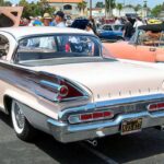 En 1959, Mercury dejó de ser una marca intermedia discreta con el Park Lane. Su larga batalla de 126 pulgadas, las aletas estilizadas y los pilotos traseros tipo “rocket pod” le daban una identidad propia. Bajo el capó, el V8 Super Marauder de 430 pulgadas cúbicas podía alcanzar los 400 CV, cifras extraordinarias incluso vistas con criterios actuales.