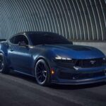 El Mustang continúa siendo una de las formas más accesibles de disfrutar de un V8. El Dark Horse supera los 500 HP y ofrece una experiencia clásica de muscle car con cuatro plazas. Con un precio base de 66.670 dólares, su coste por caballo ronda los 133 dólares, acompañado de un sonido y carácter que siguen siendo únicos.