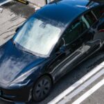 Incluso con redes eléctricas que aún usan combustibles fósiles, los EV suelen emitir menos a lo largo de su vida útil gracias a su mayor eficiencia. La red eléctrica se está limpiando progresivamente y eso mejora el impacto ambiental del coche con el tiempo. Es cierto que fabricar la batería tiene un coste ambiental inicial mayor, pero el punto de equilibrio llega antes de lo que muchos creen.