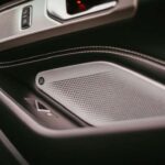Burmester diseñó equipos para Porsche donde partes del habitáculo actúan como altavoces. Paneles de puertas y revestimientos vibran a frecuencias específicas, convirtiendo el coche entero en un instrumento acústico.