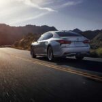 Si compras nuevo, la gama LS 500 ofrece distintas variantes: LS 500 base, LS 500 F Sport y LS 500h AWD.

El F Sport no es realmente más deportivo en rendimiento, sino en estética y puesta a punto. Mantiene el mismo V6 biturbo. El LS 500h AWD es híbrido y mejora el consumo, pero implica un aumento de precio cercano a los 35.000 dólares.
Además, hay múltiples paquetes opcionales con suspensión neumática, cristales acústicos y sistemas de visión panorámica.