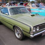 A menudo opacado por el Mustang, el Torino (1968-1976) ofrecía opciones de alto rendimiento y un estilo atractivo. Su combinación de potencia y diseño lo convierte en una alternativa única para restauradores que buscan algo diferente dentro del mundo muscle.