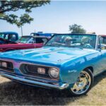 El Barracuda de 1967 es un ícono absoluto del muscle clásico. Su diseño fastback, capó largo y perfil fluido transmiten velocidad incluso detenido. Con opciones que iban desde V8 pequeños hasta el legendario 426 HEMI, ofrecía rendimiento real junto a un estilo inconfundible que hoy es altamente valorado por coleccionistas.