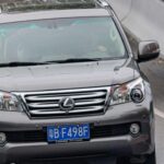 Lexus es sinónimo de lujo y fiabilidad, y el Lexus GX no es la excepción. Basado en la misma plataforma que el Toyota Land Cruiser, el GX combina un interior lujoso con una carrocería robusta. Los propietarios del GX a menudo informan que su SUV sigue funcionando perfectamente mucho después de que termine su garantía.

Este modelo es ideal para quienes buscan un SUV de lujo sin comprometer la durabilidad. Con capacidades todoterreno excepcionales y características de lujo, el Lexus GX continúa siendo una opción destacada entre los SUV más duraderos del mercado. El modelo 2022 mantiene esta tradición con características premium y una fiabilidad a largo plazo que lo convierte en una opción de inversión.