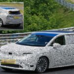 Skoda está desarrollando un SUV eléctrico de 7 plazas que competirá directamente con modelos como el Kia EV9. Actualmente en fase de pruebas en el Nürburgring, el modelo de Skoda promete ser una opción atractiva para familias que buscan un vehículo eléctrico espacioso y de alto rendimiento. Este SUV se espera que llegue al mercado en 2026, convirtiéndose en una opción clave dentro de la oferta de vehículos eléctricos de la marca.