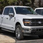 El Ford F-150 PowerBoost Hybrid es una de las primeras apuestas de Ford para modernizar su emblemático modelo F-150, pero no ha sido un gran éxito. A pesar de la promesa de un híbrido robusto, los problemas de fiabilidad han sido recurrentes. Los fallos en la electrónica y el sistema de carga híbrido, junto con problemas con la batería, han causado serios dolores de cabeza a los propietarios. Aunque la idea de un pickup híbrido es atractiva, este modelo en particular no ha logrado resolver los problemas típicos de los híbridos y se encuentra lleno de fallos que hacen que no valga la pena comprarlo de segunda mano.