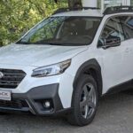 El Subaru Outback es el compañero perfecto para los aventureros al aire libre. Su construcción robusta y su capacidad de tracción en las cuatro ruedas lo hacen ideal para explorar diferentes tipos de terrenos. Subaru es bien conocido por su fiabilidad y el Outback no es la excepción. Con un rendimiento y durabilidad excepcionales, este modelo presenta costos de reparación bajos, lo que lo convierte en una opción rentable para quienes disfrutan de las aventuras al aire libre. Su versatilidad y confiabilidad lo hacen popular entre los entusiastas de la naturaleza.