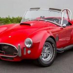 El CSX6000 es la continuación del Cobra MKIII y, al igual que el CSX8000, está licenciado oficialmente por Shelby. Ofrece opciones de carrocería en aluminio o fibra, acabados cepillados o pulidos y detalles clásicos como las franjas Le Mans. La atención al detalle es tan precisa que Carroll Shelby autorizó personalmente su producción como una continuación legítima de los modelos originales.