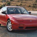 El Nissan 240SX pasó de ser un coupé discreto a convertirse en leyenda gracias al drifting. Su equilibrado chasis, tracción trasera y enorme potencial de modificación lo hicieron irresistible para los preparadores. El problema es que la mayoría acabaron destrozados en circuitos improvisados, por lo que encontrar uno en buen estado hoy es una auténtica rareza.