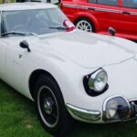 El Toyota 2000GT marcó el debut de Japón en el exclusivo club de los deportivos de alto nivel. Con un diseño elegante y un seis cilindros en línea refinado, desafió directamente a marcas europeas consagradas. Solo se fabricaron 351 unidades, lo que, unido a su importancia histórica, lo ha convertido en uno de los clásicos japoneses más caros del mundo.