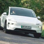 El Tesla Model Y no solo fue uno de los eléctricos más vendidos de Europa, sino también uno de los más fiables. Con una calificación del 97,1%, la mayoría de los propietarios no reportaron ningún problema. La versión renovada lanzada en 2025 mejoró su eficiencia y diseño, alcanzando hasta 387 millas de autonomía en su configuración Long Range.