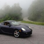 El Porsche Cayman S no juega la carta de la fuerza bruta, sino la del equilibrio absoluto. Con motor central y una dirección milimétrica, las generaciones 987 y 981 ofrecen una precisión de conducción que hace sentir al conductor como un piloto profesional en cada curva. Mientras el GT-R arrasa en rectas gracias a su tracción total y su potencia, el Cayman S conquista en carreteras reviradas.