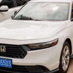 El Honda Accord 2025 apuesta por el confort y la fiabilidad a gran escala. Su motor turbo junto a la transmisión CVT proporciona una entrega de potencia suave y constante, ideal para el uso diario. Es un coche amplio, bien insonorizado y con una calidad de rodadura que refuerza su fama de berlina indestructible.