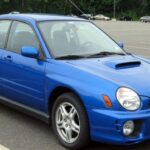 El Subaru WRX de principios de los 2000 marcó a toda una generación gracias a su imagen rally, tracción total y motor turbo. Para muchos millennials fue el primer coche que conectó la competición con la calle, y hoy vuelve a ser muy codiciado por su carácter, su sonido y su capacidad para ofrecer prestaciones deportivas con practicidad diaria.