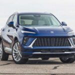 El Buick Envision ($41,000) sigue destacándose en su segunda generación, y el modelo 2026 no decepciona. Con una renovada pantalla curva de 30 pulgadas que integra el panel de instrumentos y la pantalla de infoentretenimiento, el Envision 2026 lleva la tecnología de vanguardia a este SUV de lujo. Además, se han incorporado nuevos colores exteriores y un interior más lujoso y silencioso, con tapicería de primera calidad y costuras acolchadas. Este SUV compacto y elegante es una opción inteligente para quienes buscan un vehículo sofisticado con lo último en tecnología, sin un precio exagerado.