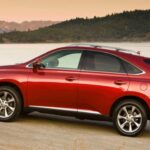 El Lexus RX 350 2011 es otro de los SUV más confiables de la última década, con una calificación de fiabilidad de 92/100 en JD Power. Este SUV mediano de lujo ha sido reconocido por su rendimiento y durabilidad. Con una puntuación general de 87/100, el RX 350 2011 lidera la categoría de SUV Premium Medianos de su año. Su fiabilidad en iSeeCars también se destaca con una calificación de 8.4/10, y a pesar de ser un modelo de hace más de una década, sigue siendo un referente de confiabilidad en su clase.