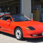 El Dodge Stealth fue el gemelo estadounidense del Mitsubishi 3000GT, y en versión R/T Twin Turbo era una auténtica bestia tecnológica: tracción total, dirección a las cuatro ruedas y hasta 320 CV. A pesar de ello, nunca alcanzó el estatus de icono de su contraparte japonesa. La complejidad mecánica y el alto coste de mantenimiento lo relegaron al olvido. Hoy, salvo las versiones más potentes y cuidadas, se vende por una fracción de lo que ofrecía en su época.