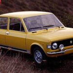 El Fiat 128 ya había revolucionado el segmento con su tracción delantera moderna, y la versión Rally añadió el componente emocional. Con el motor aumentado a 1.290 cc, carburador Weber de doble cuerpo y una puesta a punto más agresiva, ofrecía 67 CV y una conducción viva. Estéticamente se diferenciaba por detalles específicos y un interior más deportivo, demostrando que un coche familiar podía ser también divertido.