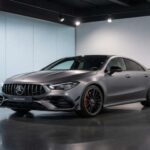 El Mercedes-AMG CLA 45 vive en una contradicción constante. Es ruidoso y discreto al mismo tiempo, juguetón y serio, una combinación que suena mejor de lo que a veces se siente. Actúa como si no le importara, pero claramente sí. Visualmente transmite seguridad, pero al conducirlo puede resultar tan estimulante como agotador. Tal vez crezca en el recuerdo… o tal vez no.