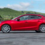 Puntuación ACSI: 82/100

Mazda logra destacarse por ofrecer vehículos que se sienten más refinados de lo que su posicionamiento sugiere. Sus clientes valoran el diseño, el tacto de manejo y una identidad clara que no depende de modas. Aunque sus cifras comerciales fluctúan, la percepción del producto sigue siendo sólida y coherente.