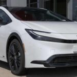 El Prius ya no es solo eficiencia, ahora también es diseño y madurez tecnológica. Sigue siendo el referente absoluto en consumo, pero añade una experiencia de conducción más refinada y una cabina que ya no se siente espartana.