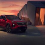 El Cadillac XT4, un SUV compacto de lujo, será uno de los primeros modelos de la marca en ser descontinuado a medida que Cadillac se adentra en el mundo eléctrico. El XT4 ha sido reemplazado por el Optiq EV, un SUV totalmente eléctrico que representa el futuro de la marca. Esta transición a vehículos eléctricos marca el cambio de enfoque de Cadillac, que se aleja de los modelos a gasolina para centrarse en el desarrollo de autos eléctricos de alto rendimiento. La planta de Fairfax, que anteriormente fabricaba el XT4, ahora se convertirá en una instalación dedicada a la producción del Chevrolet Bolt.