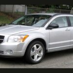 Pensado como sustituto del Neon, el Caliber fracasó por su interior barato, motores poco refinados y conducción insípida. Hoy es uno de los compactos menos deseados del mercado usado norteamericano.