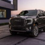 El Yukon XL combina lujo y espacio con la tecnología semiautónoma Super Cruise de GM. Desde el modelo base hasta el Denali Ultimate, ofrece interiores amplios, conducción suave y equipamiento de alto nivel. Es un SUV que cumple tanto en confort como en tecnología, con opciones que van desde $60,000 hasta cerca de seis cifras en la versión más equipada.