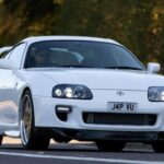 El Supra Mk4 es uno de los deportivos japoneses más legendarios de los años 90. Equipado con el motor 2JZ-GTE de seis cilindros, 321 caballos de serie y posibilidad de modificaciones extremas, ofrece prestaciones excepcionales y una aceleración memorable. Su combinación de potencia, diseño y personalización lo convierte en una de las inversiones más sólidas dentro del mercado de coches de colección.