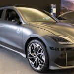 El Hyundai Ioniq 6 2026 ha sido destacado por MotorTrend como uno de los mejores sedanes por menos de $40,000. Con un diseño elegante y un tren motriz completamente eléctrico, ofrece una conducción tranquila y cero paradas para combustible. Aunque en los modelos de mayor gama el precio puede superar los $40,000, las versiones estándar se mantienen dentro del presupuesto, ofreciendo un sedán eléctrico estilizado con un rendimiento impresionante. Si buscas un coche eléctrico de estilo avanzado y gran eficiencia, el Ioniq 6 es una opción que no puedes pasar por alto.