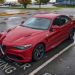 Alfa Romeo es famosa por sus coches deportivos, potentes y con un diseño increíble. Sin embargo, esta experiencia de conducción intensa a menudo se ve empañada por problemas mecánicos frecuentes. Los vehículos Alfa Romeo suelen enfrentar fallos de motor y transmisión que pueden detener la diversión en seco. Además, la disponibilidad de piezas y el soporte en los concesionarios son problemáticos, lo que convierte a la marca en una de las más frustrantes cuando se trata de mantener el coche en buen estado. Aunque la conducción es excitante, los problemas constantes hacen que la propiedad de un Alfa Romeo sea impredecible y, en ocasiones, costosa.